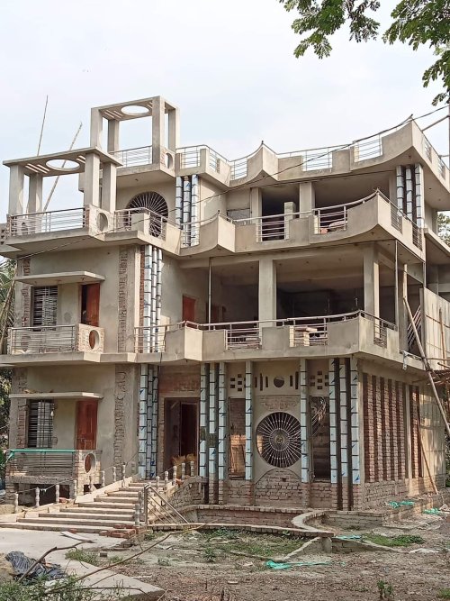 তিনতলা বাড়ি